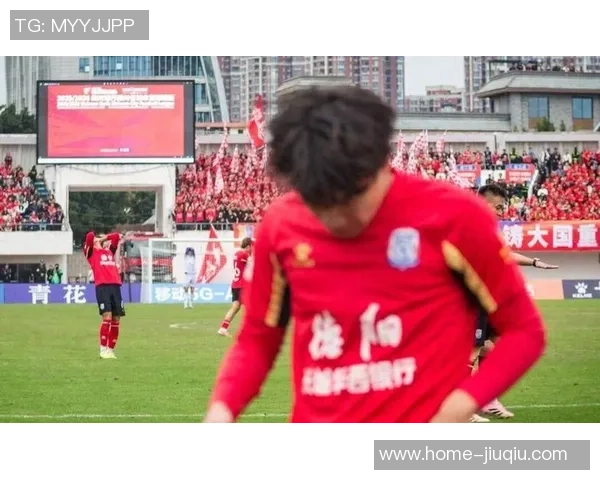 时代中国广州队迎战青岛队全力争胜展现足球激情与团队精神